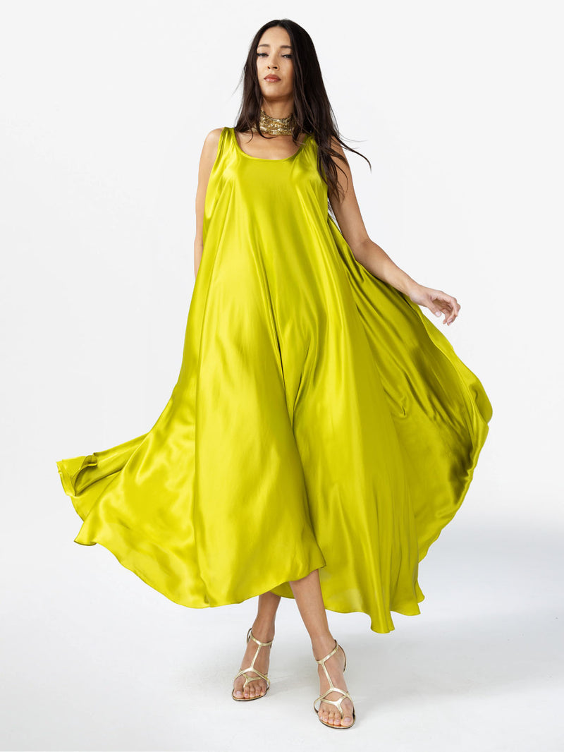 LONG FLARED DRESS WITH A BACK CAPE AND REMOVABLE BELT