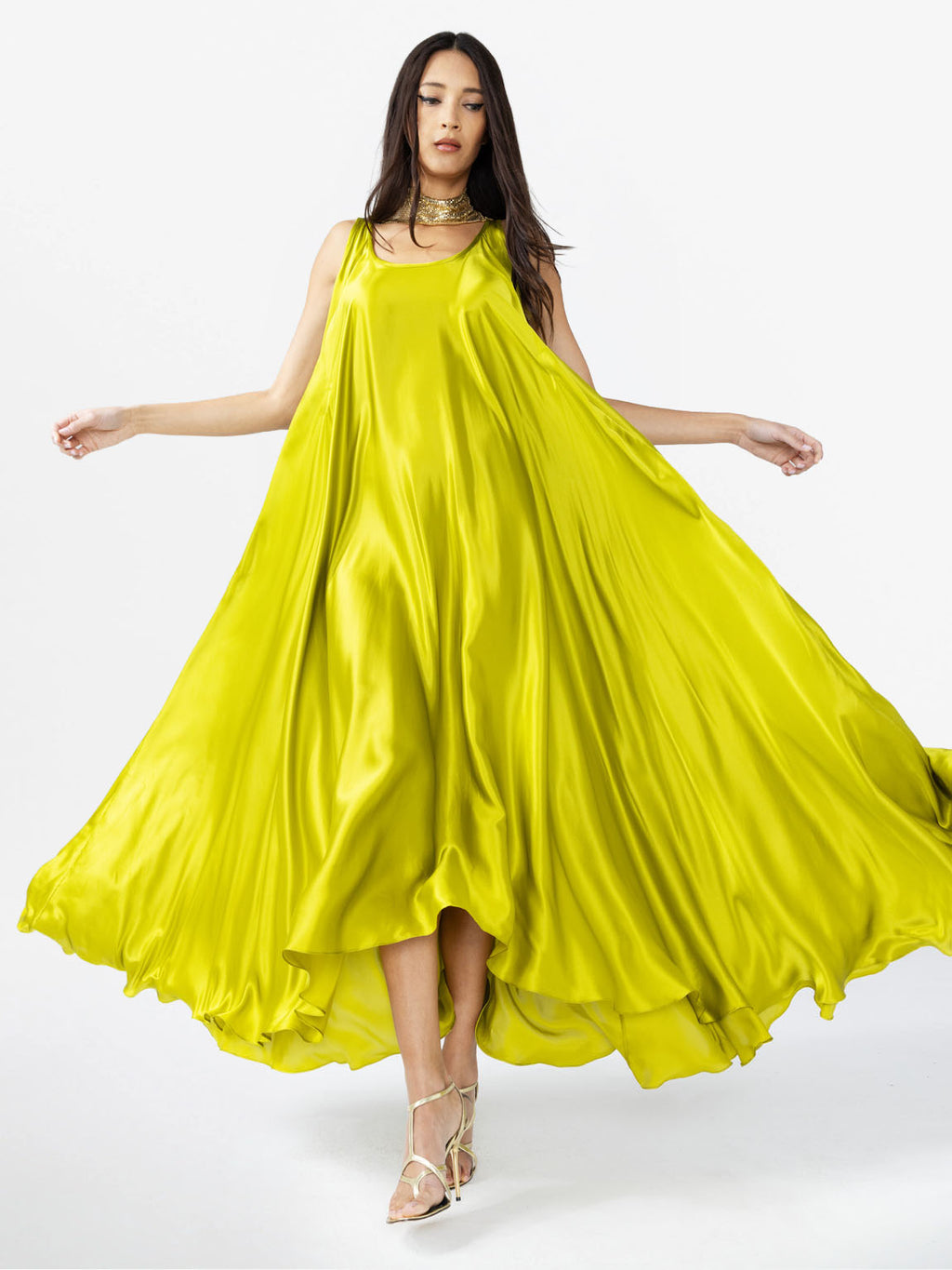 LONG FLARED DRESS WITH A BACK CAPE AND REMOVABLE BELT